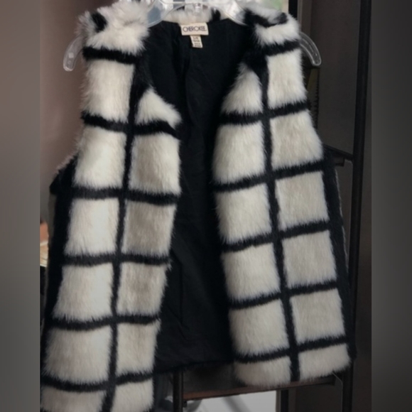 Girls size 10/12 Cherokee brand black/white windowpane fur vest. 🔥 - Picture 2 of 6